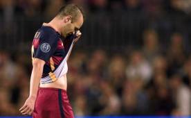 La cara de Iniesta lo dice todo, salió con mucha bronca por su lesión.