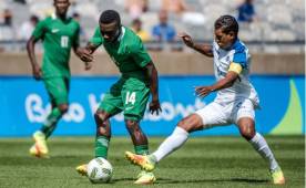 Bryan Acosta marca a Okechukwu Azubuike de Nigeria.