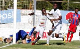 Robbie Norales terminó convirtiendo un golazo de cabeza ante Olimpia luego de que el arquero Noel Valladares confiara en que el balón iba a salir.