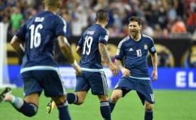 Messi es felicitado por sus compañeros por el golazo que anotó anoche ante EUA. Foto AFP.