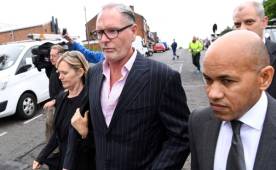 Gascoigne saliendo de la audiencia donde se declaró culpable.