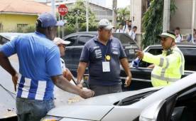 Los Polícias Municipales habían enchachado el carro de don Osman Elis.