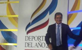Jorge Luis Pinto al momento de recibir el premio en Colombia.