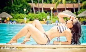 Izza Alfaro tiene 27 años, es de Tegucigalpa y es estudiante de Ingenieria de Negocios y le encanta lucir su escultural cuerpo en traje de baño.