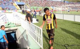 Mario Martínez salió abatido, ante un estadio Nacional pintado de blanco, tras ser expulsado ayer.