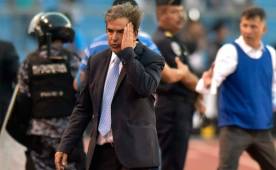 Jorge Luis Pinto se fue directo a camerinos tras la derrota ante México y no se presentó a la conferencia de prensa. Decidió que hablará en el hotel. Foto DIEZ