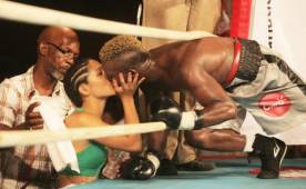 Antes de arrancar la pelea se dio este efusivo saludo con su novia.