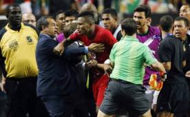 Gran escándalo se armó en el partido entre México y Panamá por culpa de un mal trabajo arbitral.