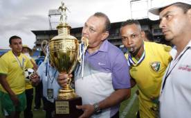 El entrenador Carlos Orlando Caballero firmó este martes su contrato por un año con el recién ascendido Social Sol de Olanchito. Foto Neptalí Romero