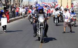 La Policía Nacional se tomó desde temprano las instalaciones del Nacional y sus alrededores para brindar seguridad a los aficionados de Olimpia y Motagua. Foto Juan Salgado