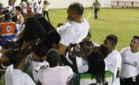 El entrenador hondureño del Juticalpa fue levantado en brazos por los jugadores y algunoas aficionados tras ganar la Copa Presidente. Foto Juan Salgado