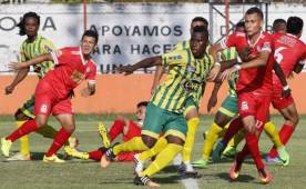 El colombiano Roberto Riascos del Parrillas One conduce la pelota ante la marca de los zagueros del Atlético Choloma que ayer cayeron en casa. Foto Neptalí Romero