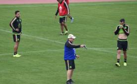 El Piojo Herrera dirigiendo el entrenamiento de México.