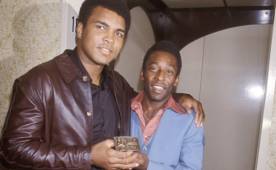 Pele y Muhammad Ali en una histórica imagen tomada en 1977.
