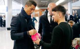 Aficionados le pidieron autógrafos a Cristiano. Fotos tomas del RealMadrid.com