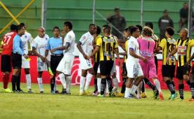 El árbitro Armando Castro mostró dos amarillas y con ello puso orden en la bronca que iniciaron Gutiérrez y Portillo. Foto DIEZ