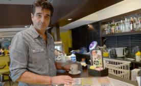 Diego Vázquez se llevó los diarios de Honduras a Argentina para poder mostrarlos.