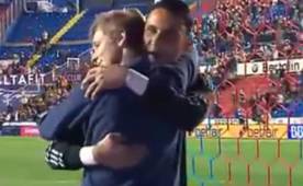 Momento en que Keylor Navas abrazó al joven que él mismo llamó, tiene varios años de conocerlo.