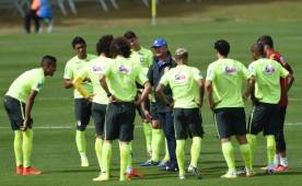 Felipao Scolari platicando con sus dirigidos en el entrenamiento de hoy en Granja Comary. (AFP)