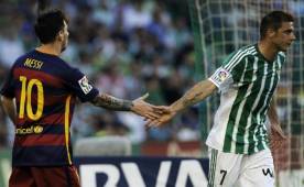 Messi y Joaquín en un duelo de liga entre el Barcelona y el Betis.