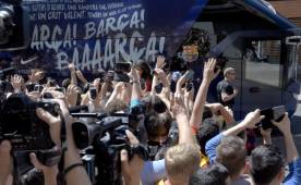 Una multitud de aficionados recibieron al Barcelona en su hotel en Berlín.