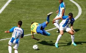 Jonathan Paz le comete falta a Neymar ante la mirada de Espinal y Acosta.