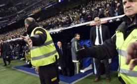 Zidane llevó vestido de traje y fue recibido por la afición del Real Madrid en el Bernabéu con enorme ovación. Foto AFP
