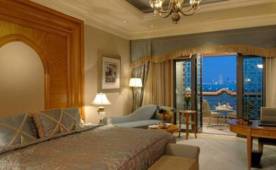 Gran parte de la habitación estaba bañada en oro.