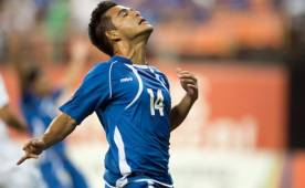 JME048. DENVER (CO, EE.UU.), 13/07/2017.- AndrÈs Flores (i) de El Salvador disputa el balÛn con Leandro Bacuna (d) de Curazao hoy, jueves 13 de julio de 2017, en un juego de la Copa Oro entre El Salvador y Curazao en Sport Authority Field en Denver (EE.UU.). EFE/JOS… M…NDEZ EEUU F⁄TBOL COPA ORO