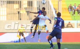 Esta es la jugada en la que Henry Figueroa le gana en el salto a Beckeles sin cometer falta. Foto Armando Morales