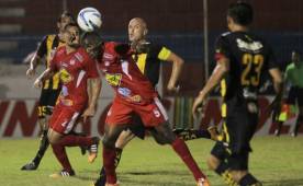 Real España consiguió un punto de oro al empatar 2-2 con el Vida en La Ceiba. Foto Esaú Ocampo