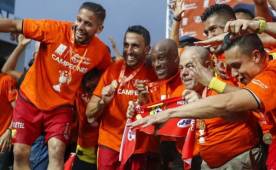 Hernán Medford se mostró muy eufórico en la celebración de su sexto título en Centroamérica con el Herediano. (La Nación)