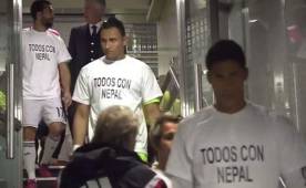 Jugadores de Real Madrid y Almería lucieron camisetas de apoyo a las víctimas del terremoto en Nepal. Foto Twitter