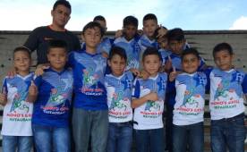 El grupo de niños de Cidemuch que viajarán a Estados Unidos a representar el país, llegaron a alentar a los jugadores de la Selección Nacional de Honduras.