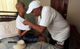 Reneau ya no puede hacer muchas cosas por sí solo, necesita la ayuda de alguien y pide ayuda para seguir con el tratamiento y recuperar la movilidad. Foto Cortesía