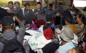 El cuerpo técnico del Real España y jugadores entregaron víveres y ropa a los más necesitados. Fotos Delmer Matínez