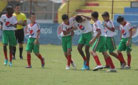 Los chicos de la escuela San Antonio avanzaron a la final de forma arrolladora, golearon 12-0 al Santa Teresa. Foto Javier Rosales