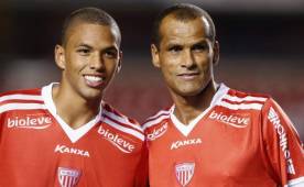 Rivaldo y su hijo con la camiseta del club Mogi Mirim. (Foto: Agencia/ARCHIVO)