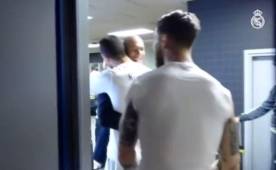 El abrazo entre Zidane y Cristiano en el vestuario del Real Madrid.