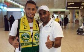 Alex López fue recibido en el aeropuerto por el gerente del club Wehbe Marzouq. Foto @Khaleejclub