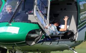 Neymar al momento de ser ingresado al helicóptero, su rostro lucía tranquilo. (EFE)