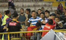 Aficionados brumosos y florenses armaron tremenda trifulca en el Fello Meza. (FOTO: La Nación)