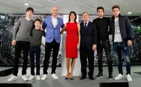 Zidane junto a sus hijos Theo, Elyaz, Enzo y Luca en la presentación como entrenador oficial del Real Madrid.