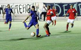 Foslyn Grant durante las acciones del partido disputado anoche en la capital.