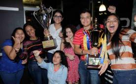 Aficionados del Olimpia se tomaron fotografías con el doblete de Copas que logró su equipo esta temporada. (Fotos: Neptalí Romero)