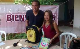 Bacca recordó que esta es la segunda oportunidad en la cual entrega elementos escolares a los niños.