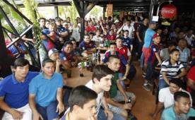 Los hondureños disfrutando del clásico entre Barcelona y Real Madrid. Es uan verdadera fiesta. (Foto: Delmer Martínez).