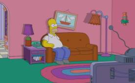 La aventura inicia con Homero Simpson en el sillón de su sala esperando el inicio del programa.