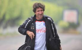 Héctor Vargas con maleta en viaje previo al traslado del equipo a SPS esta mañana. (Foto: Juan Salgado)