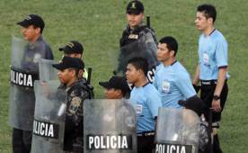Armando Castro junto a sus asistente tuvo que ser escoltado hasta el camerino. Foto Neptalí Romero